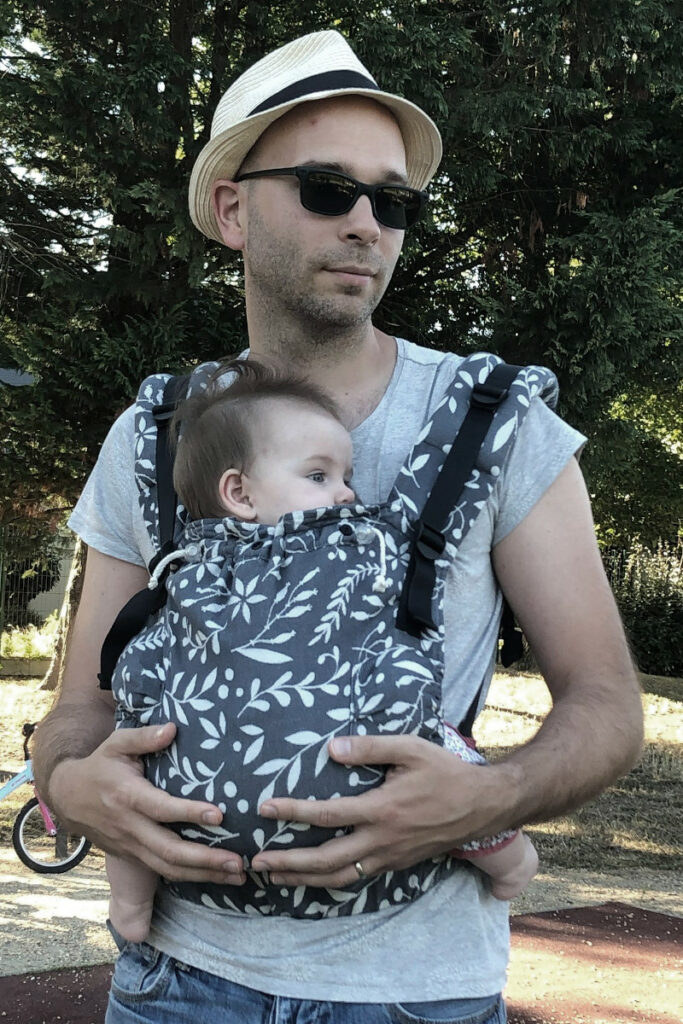 bébé porté en porte bébé à clips par son papa, atelier portage physiologique angers Maine et Loire 49