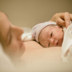 nouveau né en peau à peau - service de doula - consultation allaitement, sommeil, portage