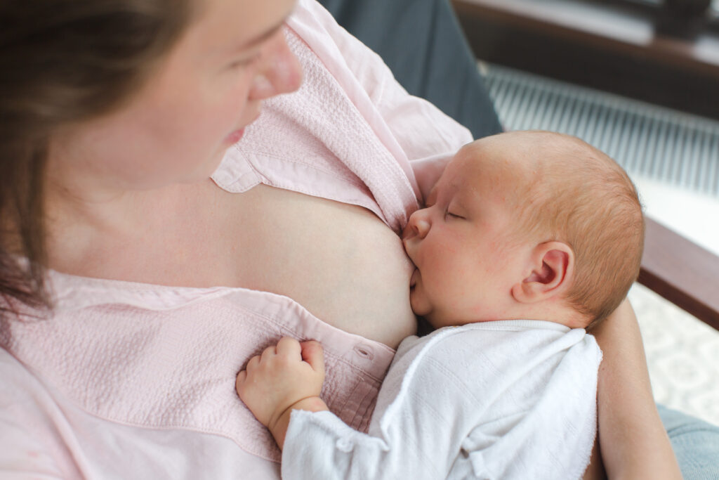 bébé allaité au sein de sa mère - consultation allaitement - maine et loire 49 - ibclc