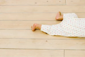 Choisir les premières chaussures de bébé : conseils pour des pieds bien protégés.