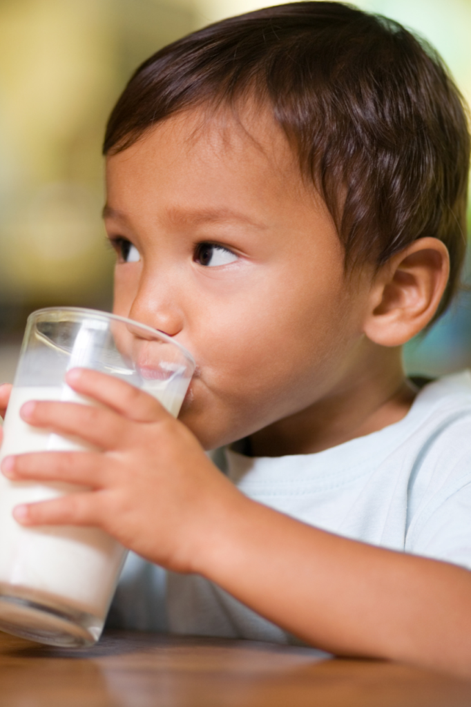 enfant qui boit un grand verre de lait, diversification alimentaire, allaitement maternel, consultation alimentation - allaitement - angers Maine et Loire 49